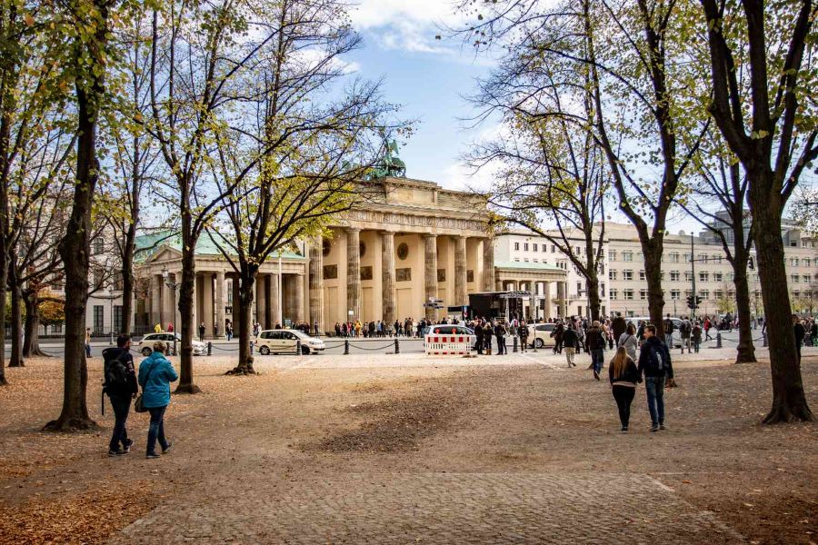 Con đường Unter den Linden nối liền Cổng Brandenburg uy nghi và quảng trường Alexanderplatz sôi động